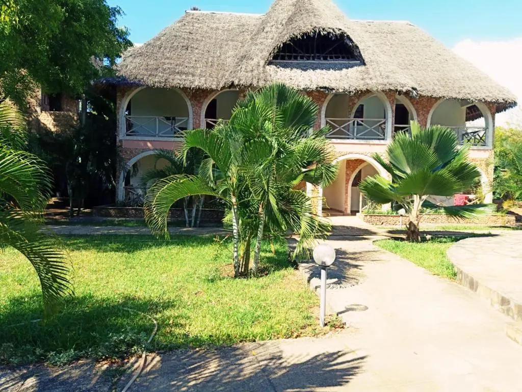 Tropical plants and grounds at Raquel's Bliss